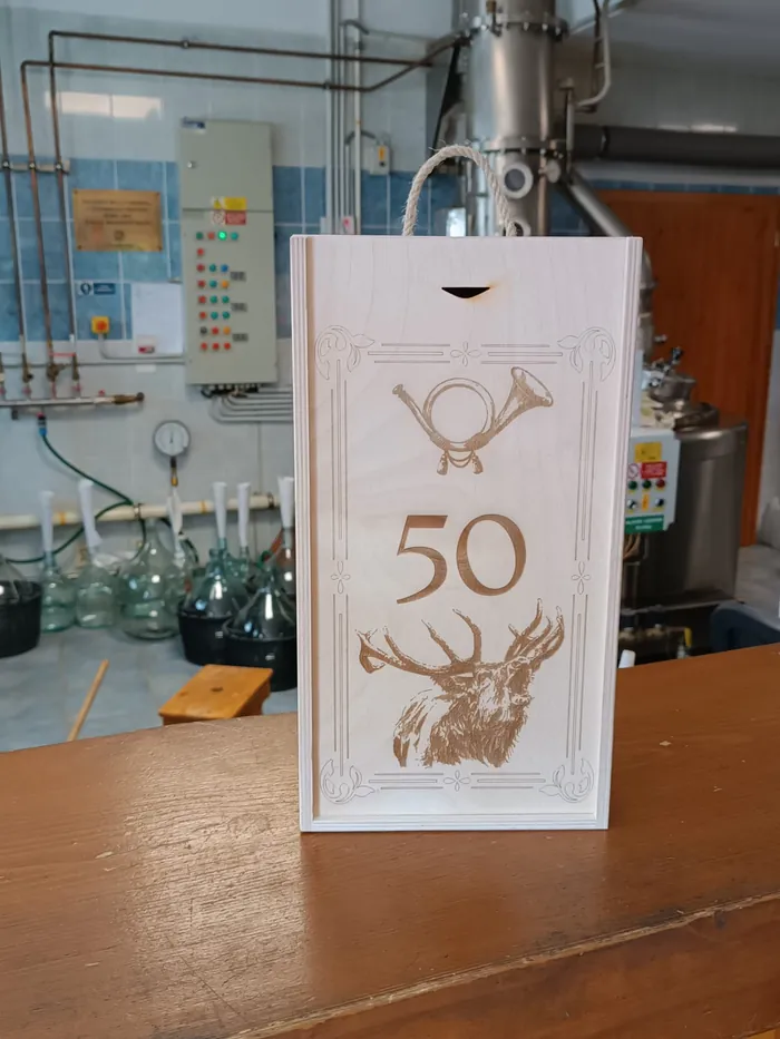 Dřevěná dárková kazeta s gravírovaným jelenem a číslem 50